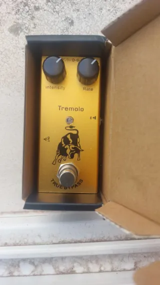 Minipedal Guitarra Tremolo Dorado