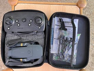 Dron plegable gris con mando