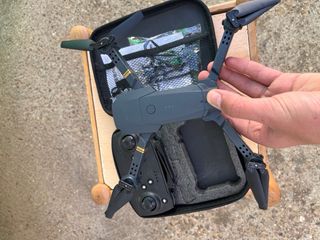 Dron plegable gris con mando