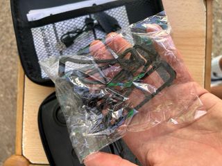 Dron plegable gris con mando