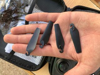 Dron plegable gris con mando