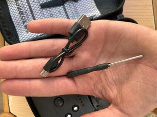 Dron plegable gris con mando