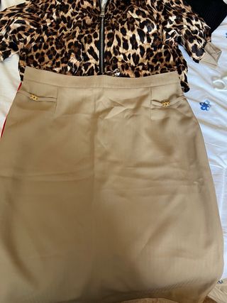 Conjunto Chaqueta Leopardo y Falda Roja