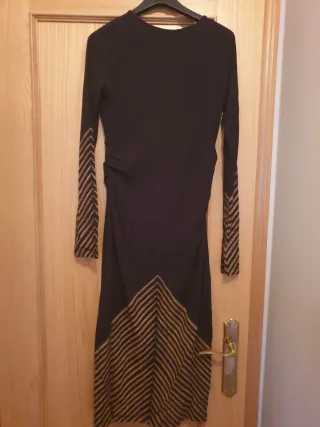 Vestido negro y dorado entallado
