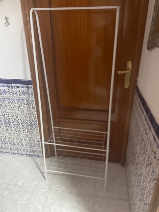 Perchero blanco con baldas