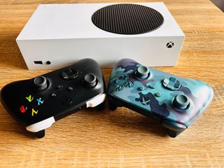 Xbox Series S 512GB + 2 Mandos