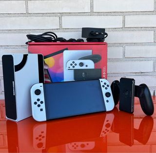 Nintendo Switch OLED bianco e nero