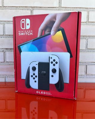 Nintendo Switch OLED bianco e nero