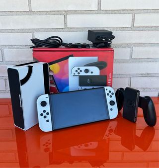 Nintendo Switch OLED bianco e nero