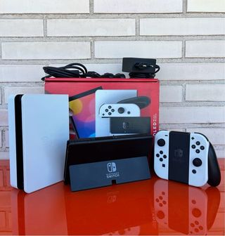 Nintendo Switch OLED bianco e nero