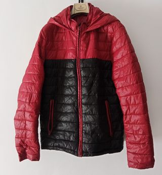 Chaqueta ligera, acolchada, roja y negra