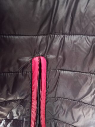 Chaqueta ligera, acolchada, roja y negra