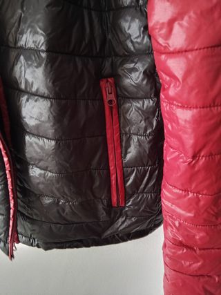 Chaqueta ligera, acolchada, roja y negra