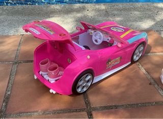 Nancy con coche deportivo rosa y patines