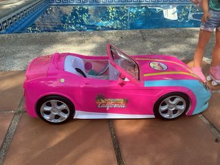 Nancy con coche deportivo rosa y patines