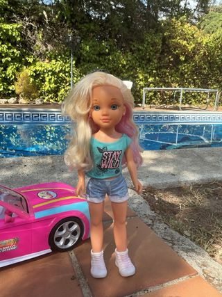 Nancy con coche deportivo rosa y patines