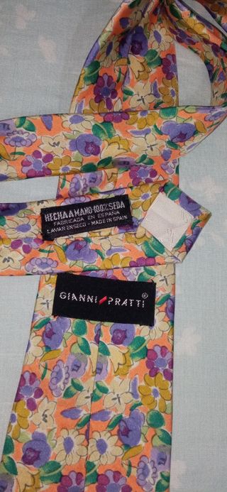 Corbata de seda con flores