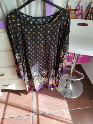 Vestido estampado EMERY ROSE talla M. Da como L