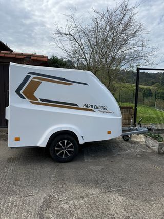 Remolque cerrado para motos.