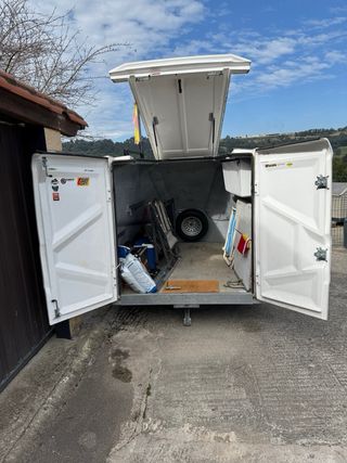 Remolque cerrado para motos.