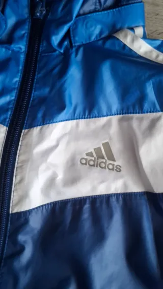 Chaqueta Adidas azul y blanca con capucha