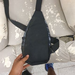 Riñonera bonita negra con dibujos triangulares