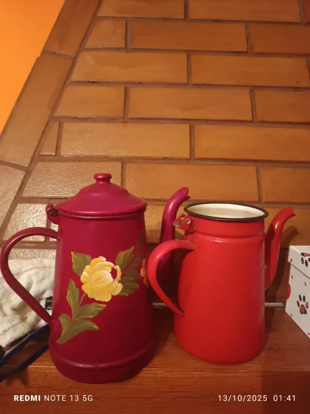 Jarras antiguas rojas y granate