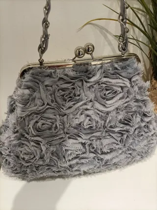 Bolso de mano gris con flores