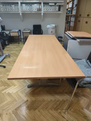 Mesa de despacho grande de madera y metal