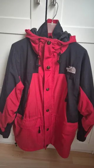 Chaqueta The North Face Roja y Negra