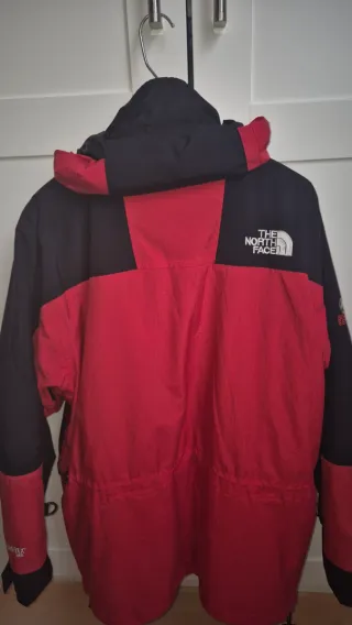 Chaqueta The North Face Roja y Negra