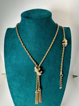 Collar Dorado con Colgante y Borlas
