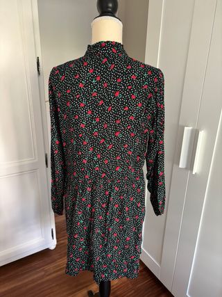 Vestido negro con estampado floral y lunares