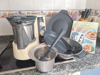 Thermomix TM21 con Accesorios y Libro