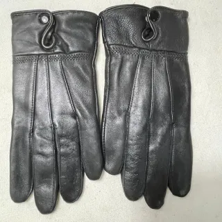 Guantes de piel negros