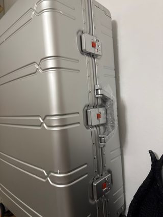Maleta plateada rígida con diseño