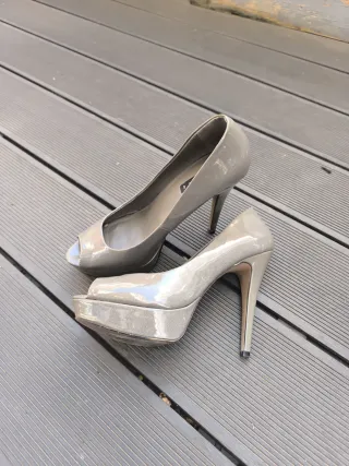Zapatos de tacón grises