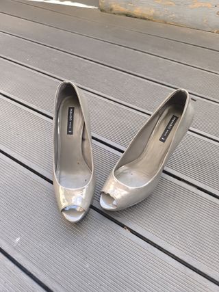 Zapatos de tacón grises