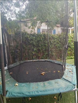 Cama elástica con red de seguridad