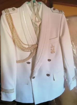 Traje de comunión blanco y dorado