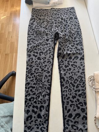 Mallas deportivas leopardo gris con fruncido 