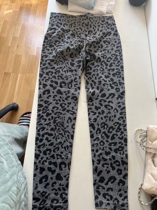 Mallas deportivas leopardo gris con fruncido 