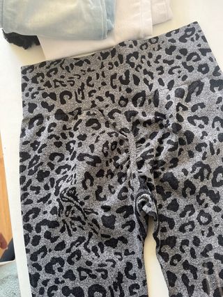 Mallas deportivas leopardo gris con fruncido 