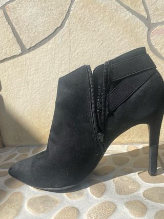 Stivaletti neri scamosciati tacco alto
calza 40/41