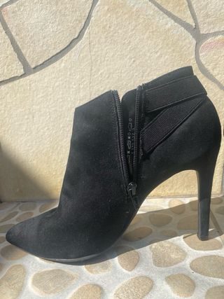 Stivaletti neri scamosciati tacco alto
calza 40/41