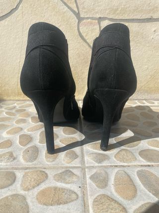 Stivaletti neri scamosciati tacco alto
calza 40/41