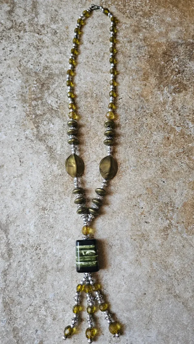 Collana elegante sfumature verde oliva e argentato