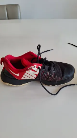 Tenis Nike Negros y Rojos