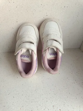 Zapatillas Adidas Hoops blancas y rosas 18cm