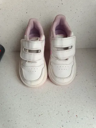 Zapatillas Adidas Hoops blancas y rosas 18cm